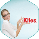 femme qui tient le mot kilos barré